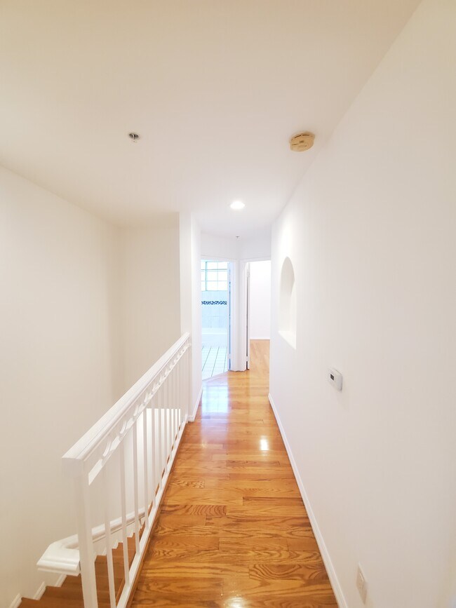 Building Photo - 852 N Poinsettia Pl