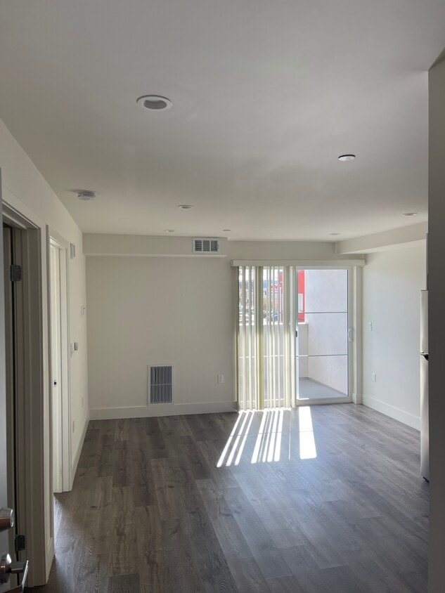 Foto del edificio - 8548 Reseda Blvd