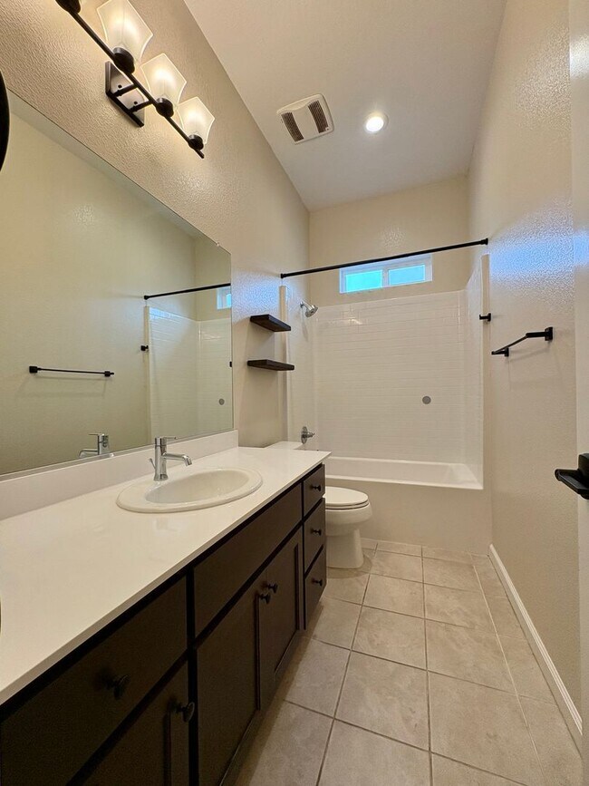 Building Photo - Charming! 3 Bedroom 2.5 Bath Single Family Home