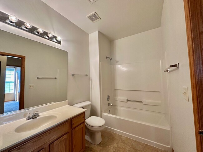 Building Photo - 5106 Edgewater Ct
