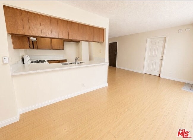 Building Photo - 13406 Moorpark St