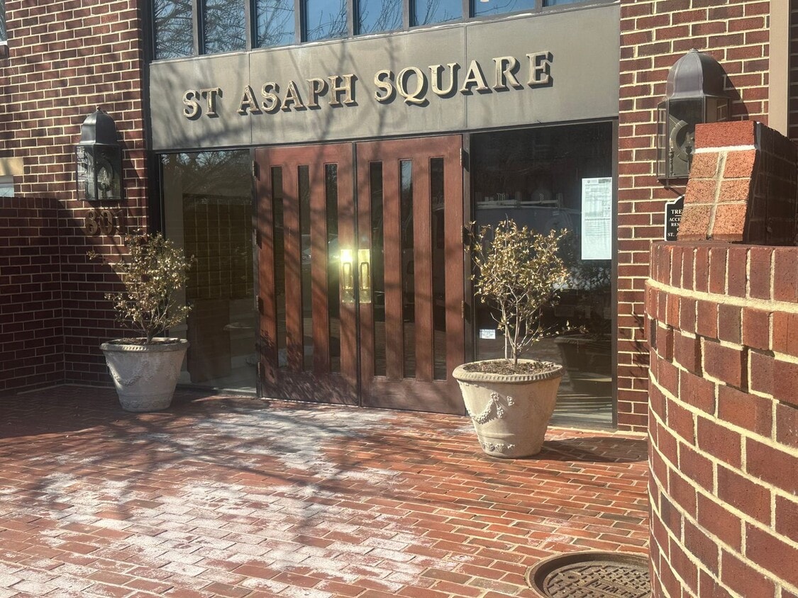 Photo - Alexandria/Saint Asaph Square - 801 S Pitt Street - $2,495.00