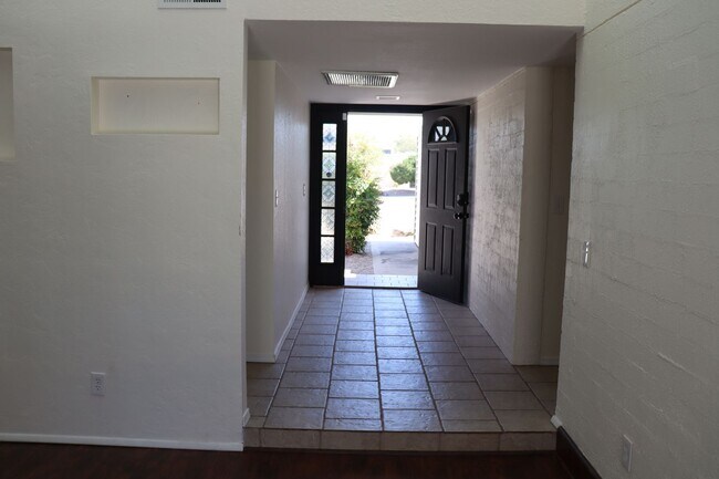 Foto del edificio - 5 Bedroom, 2 Bathroom