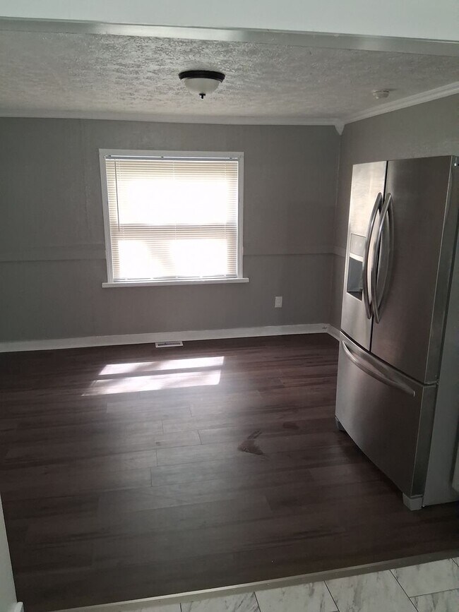 Foto del edificio - Charming 2 bed 1 bath with AC, large fence...