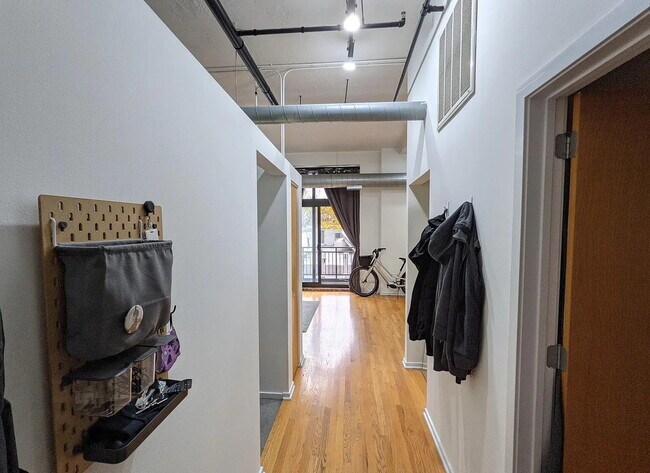 Foto del edificio - Well-Appointed Unit with Quality Finishes