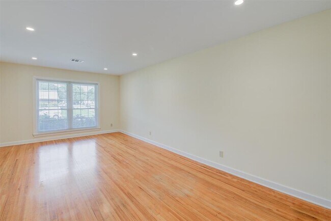 Foto del edificio - 8807 McAvoy Dr