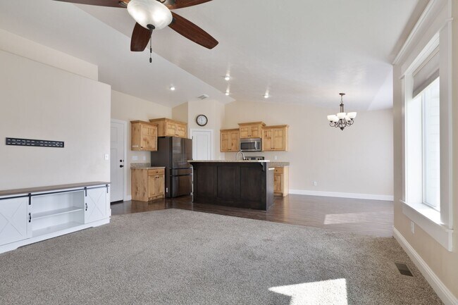 Foto del edificio - 5 Bed 3 Bath Home in Idaho Falls - $500 OFF 1ST MONTH
