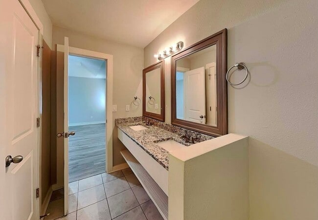 Foto del edificio - 6716 Timberlane W Dr