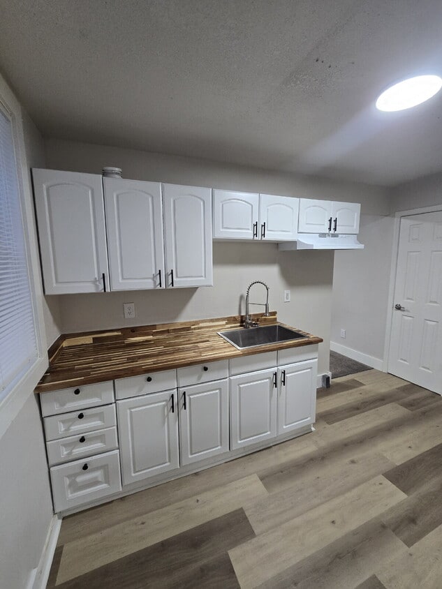 "Charming 1-Bed Haven with Off-Street Parking in Powell’s Prime Location!" - "Charming 1-Bed Haven with Off-Street Parking in Powell’s Prime Location!"