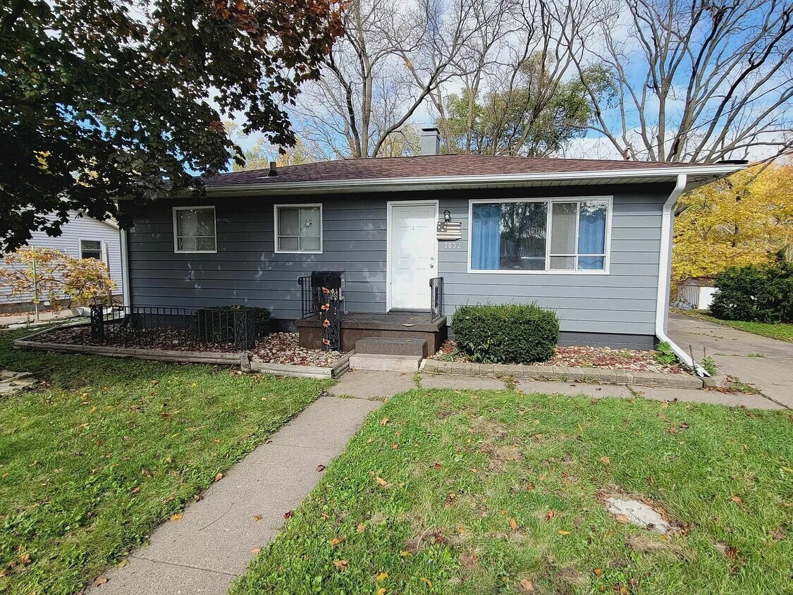 3032 Oak St Ct, Bettendorf, IA 52722 House Rental in Bettendorf, IA