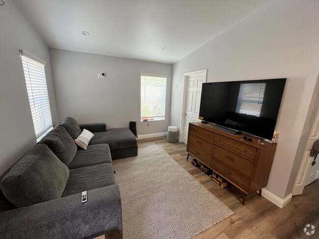 Building Photo - 3640 Catalina Dr