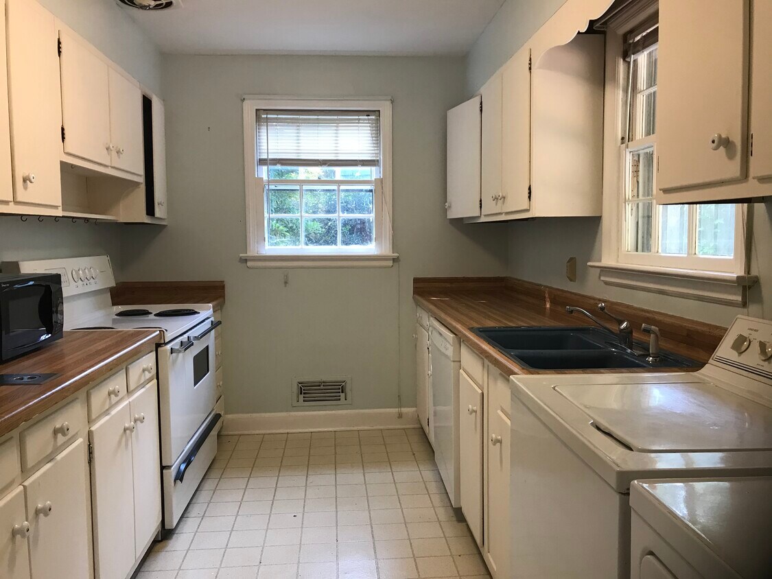 Primary Photo - 913 Brookwood Dr