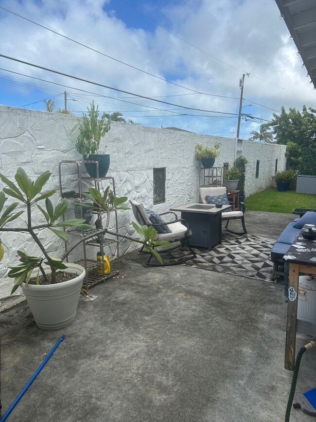 Building Photo - 675 Kihapai St