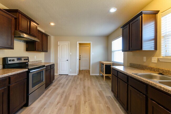 Foto del edificio - AVAILABLE NOW!