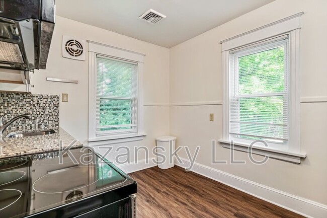 Foto del edificio - 2477 Brookdale Ave