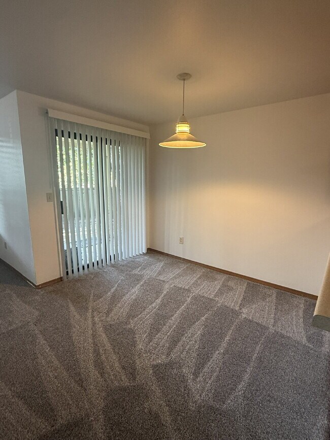 Building Photo - 2 Bedroom, 3 Bathroom Townhome Available for Immediate Move In