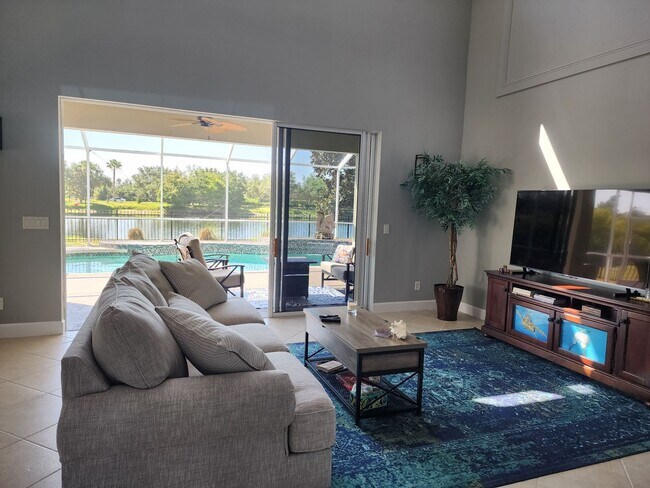 Foto del edificio - NORTH PORT - Rare Waterfront 4 bedroom poo...