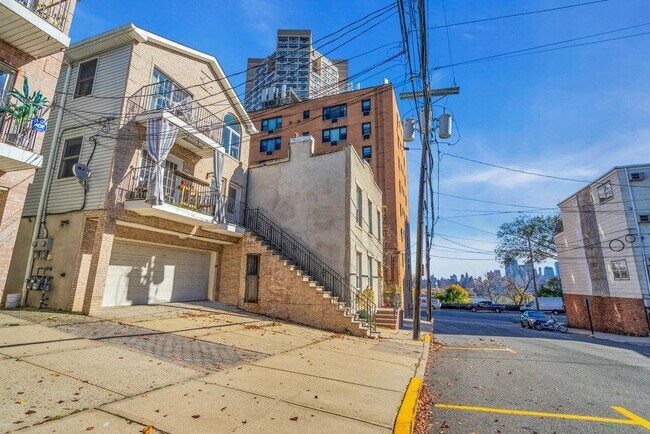 Building Photo - 14 68th St