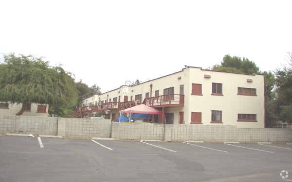 Primary Photo - 1685 N Summit Ave
