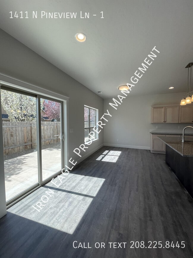 Foto del edificio - 1411 N Pineview Ln