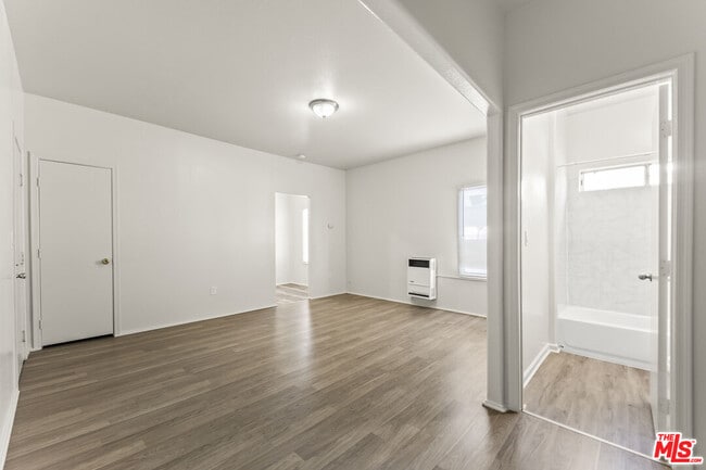 Foto del edificio - 842 W 83rd St