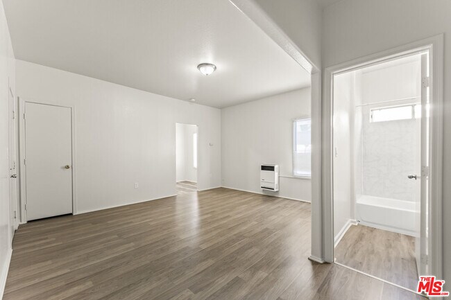 Building Photo - 842 W 83rd St