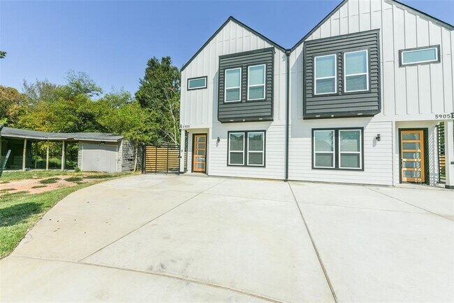 Foto del edificio - 5905 Crest Ct