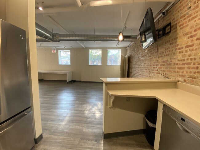 Building Photo - 1068 W Granville Ave