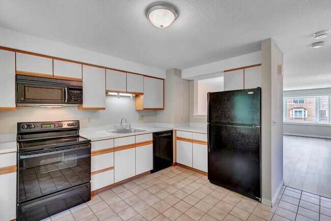 Kitchen - 690 N Colony Rd
