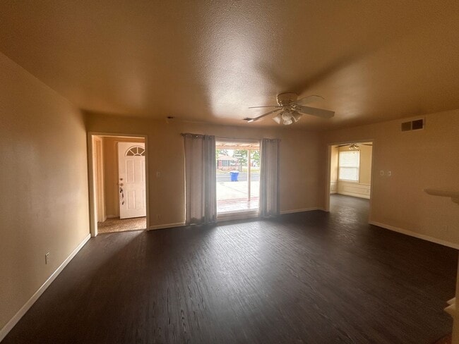 Building Photo - Affordable in Northwest Hanford with central air