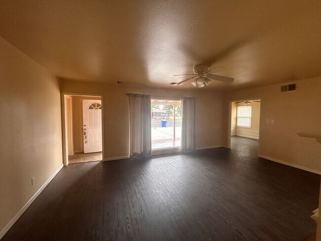 Foto del edificio - Affordable in Northwest Hanford with central air