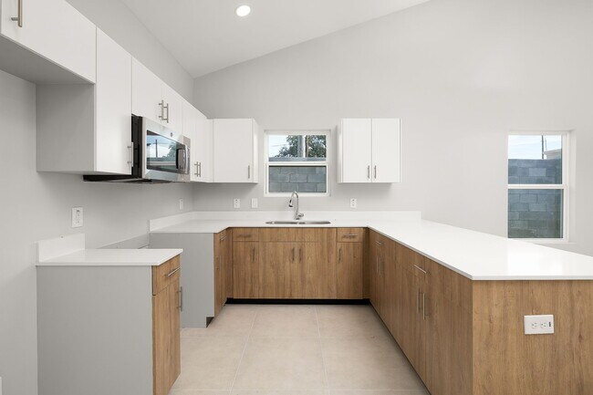 Building Photo - 708 Oriole Rd