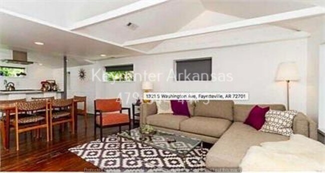 Building Photo - Gorgeous Two Bedroom Home