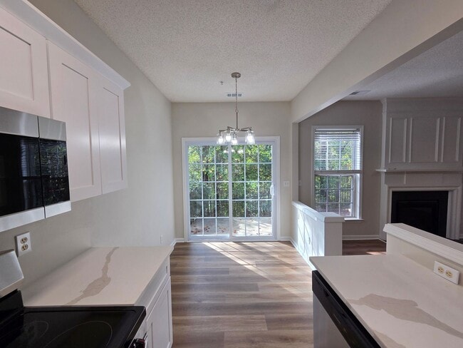 Foto del edificio - Updated 3 bed 2.5 bath Townhome located in...