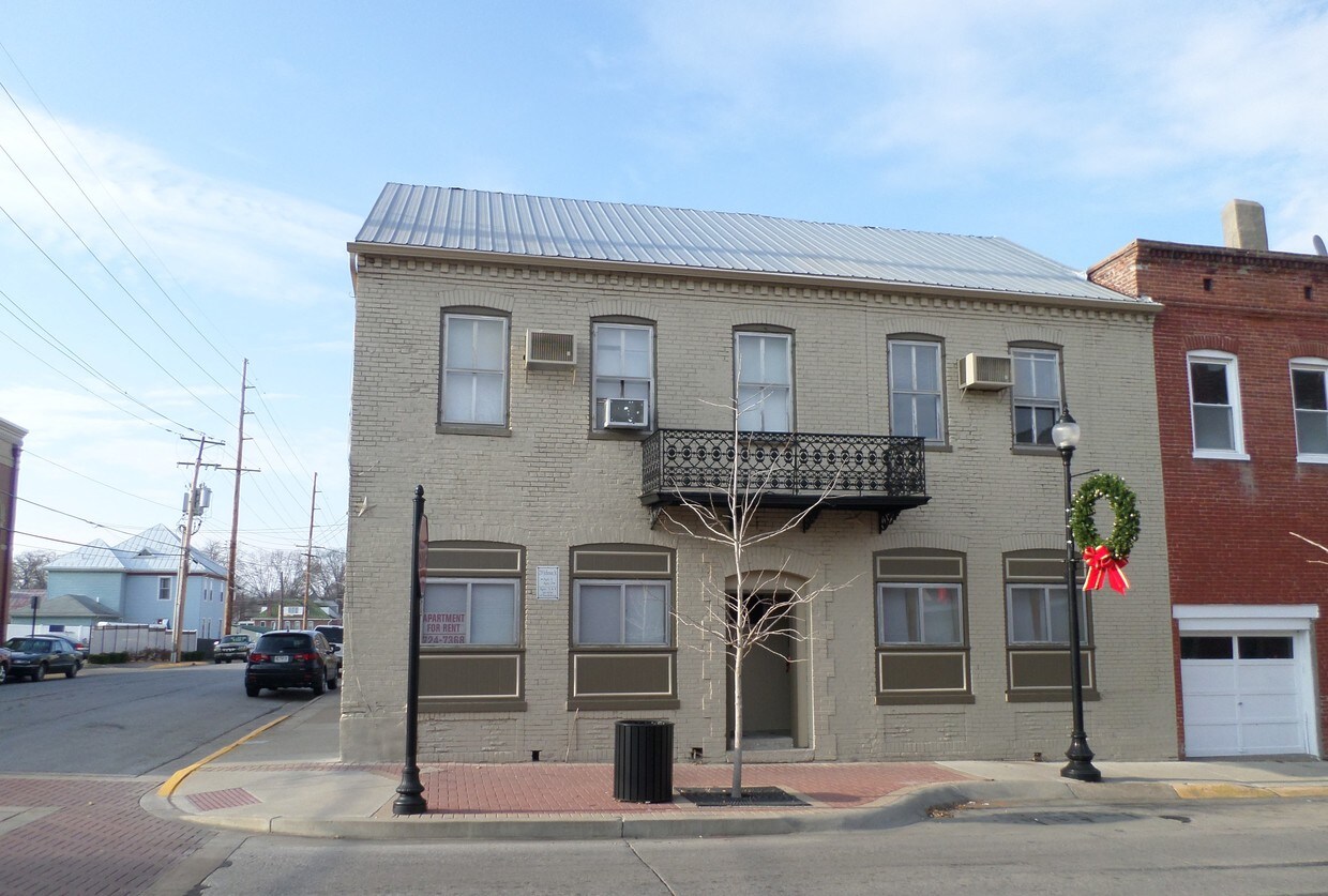 2nd floor apartment - 219 Jefferson St