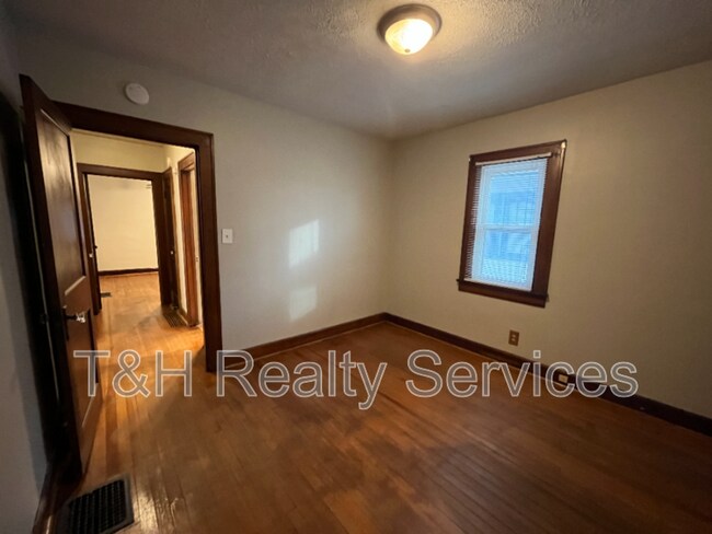 Building Photo - 1217 Hoefgen St