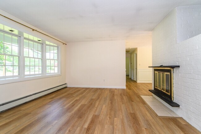 Foto del edificio - 33 Eisenhower Rd