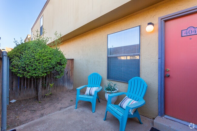 2BR 1.5.BA - 1,048 SF - Las Colinas Apartments