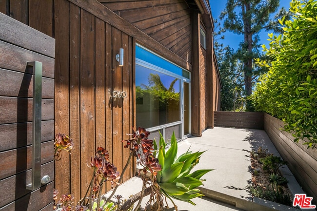 Building Photo - 1260 Linda Flora Dr