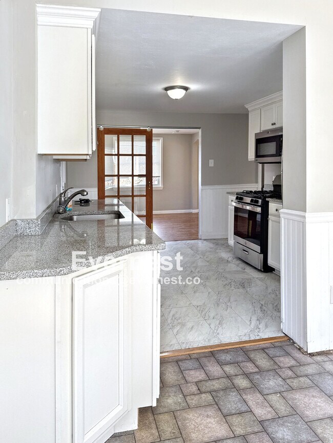 Building Photo - 3-Bedroom, 2-Bathroom Home with Modern Ame...