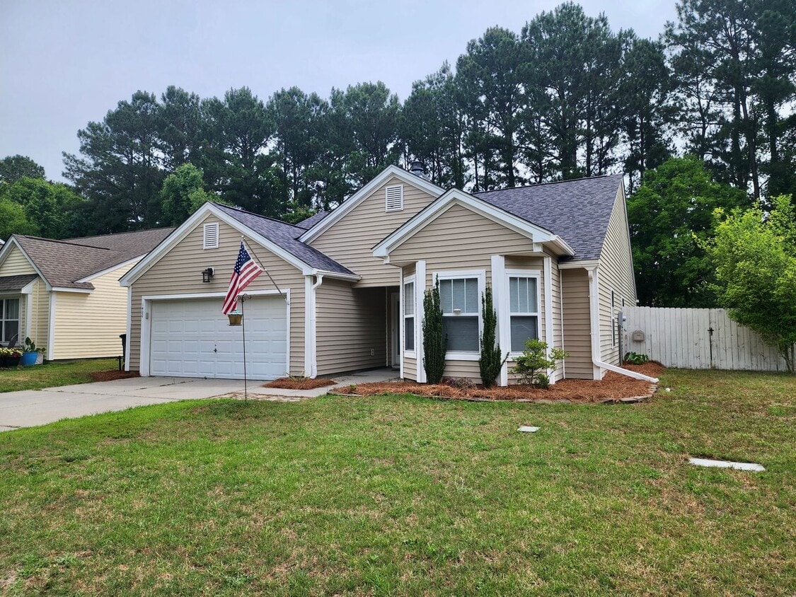 Primary Photo - Spacious 3 bedroom with an outside oasis -...