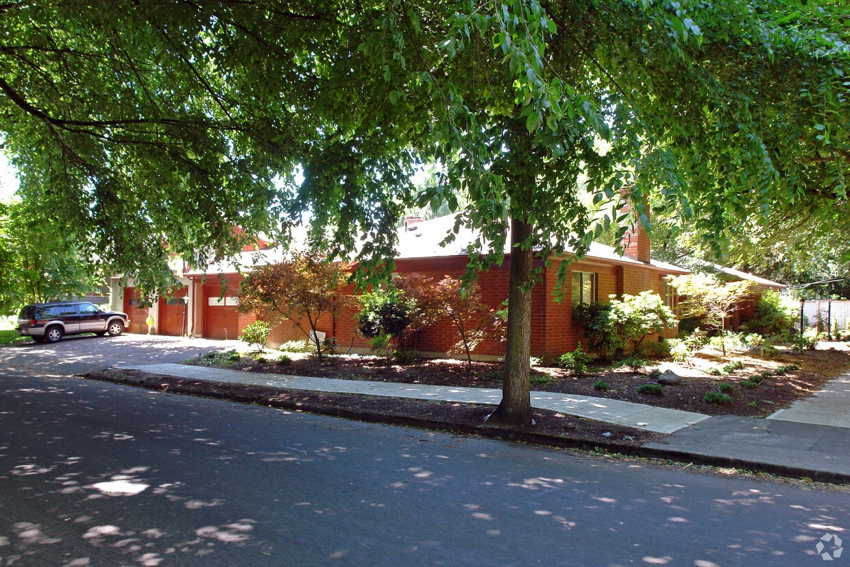 Primary Photo - 2526 NE Hancock St