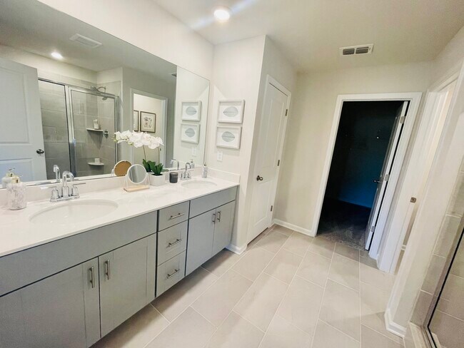 Foto del edificio - 870 Sunny Lake Dr