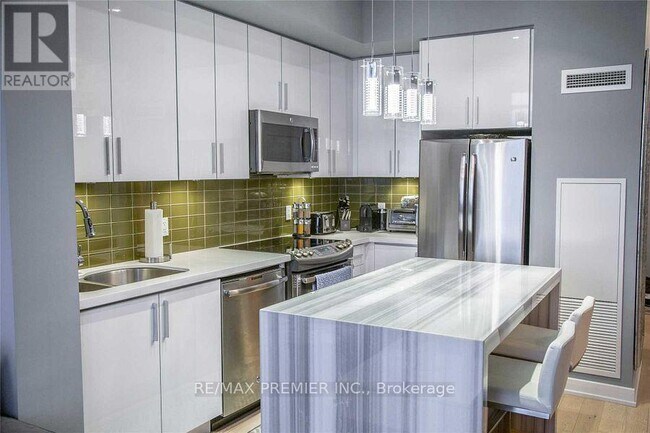 Photo du bâtiment - 2220-U2220 Lake Shore Blvd W