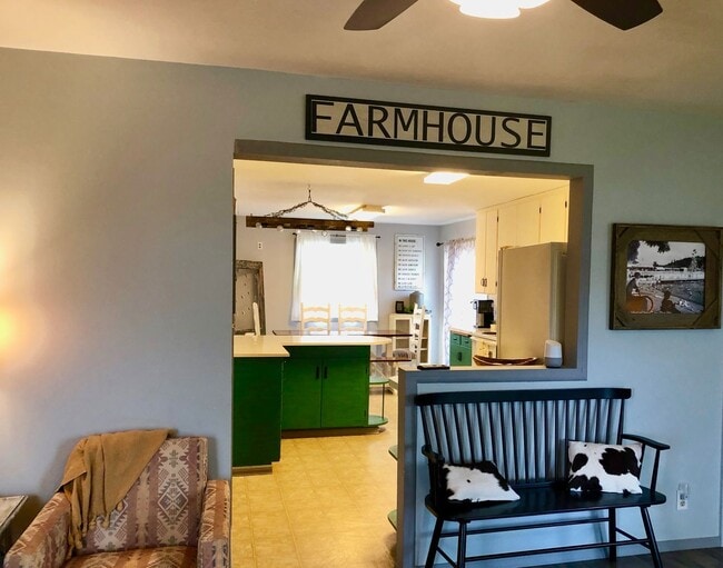 Building Photo - Delightful Sherwood Home!