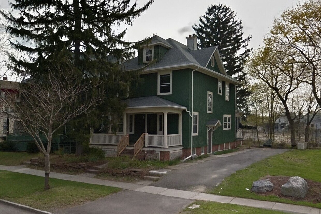 Foto principal - Spacious Single Family 4-Bedroom 1.5-Bath Home For Rent