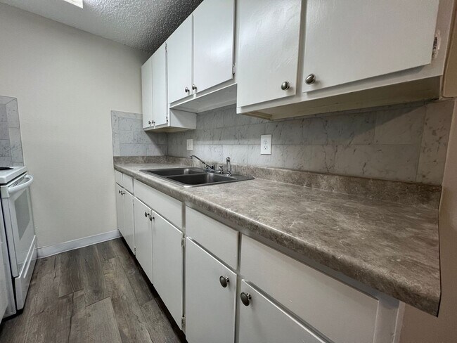 Building Photo - 10th Street Square Apartments