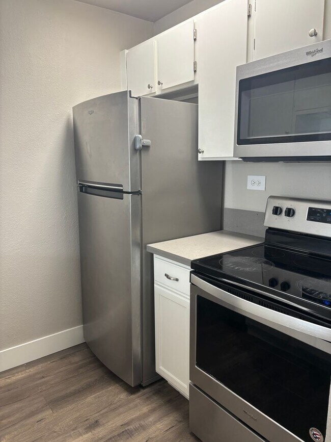 Foto del edificio - Renovated two bedroom two bath townhome, Windsor!!