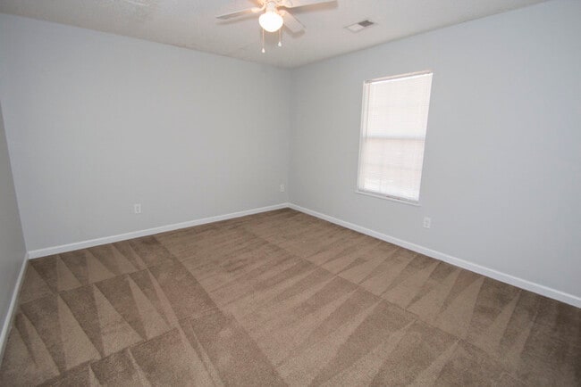 Building Photo - 233 Woodcote Dr