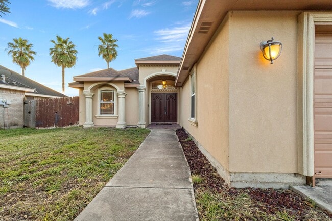 Building Photo - 3 Bed/2.5 Bath/2 Car Garage off Bass Blvd. in Harlingen